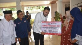 Wali Kota Padang Fadly Amran menyerahkan bantuan dari PMI di Palanta Rumah Dinas Wali Kota Padang, Jumat (13/3/2026). (Foto: Prokopim Padang)