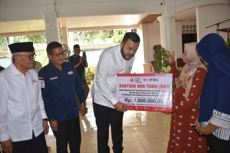 Wali Kota Padang Fadly Amran menyerahkan bantuan dari PMI di Palanta Rumah Dinas Wali Kota Padang, Jumat (13/3/2026). (Foto: Prokopim Padang)