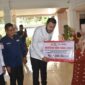 Wali Kota Padang Fadly Amran menyerahkan bantuan dari PMI di Palanta Rumah Dinas Wali Kota Padang, Jumat (13/3/2026). (Foto: Prokopim Padang)