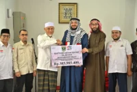 Gubernur Sumbar Mahyeldi Ansharullah menyerahkan bantuan kemanusiaan sebesar Rp385.985.400 untuk rakyat Palestina, Rabu (4/3/2026). (Foto: ADPSB)