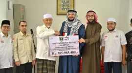 Gubernur Sumbar Mahyeldi Ansharullah menyerahkan bantuan kemanusiaan sebesar Rp385.985.400 untuk rakyat Palestina, Rabu (4/3/2026). (Foto: ADPSB)