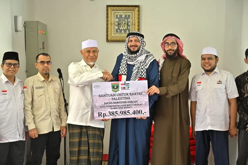 Gubernur Sumbar Mahyeldi Ansharullah menyerahkan bantuan kemanusiaan sebesar Rp385.985.400 untuk rakyat Palestina, Rabu (4/3/2026). (Foto: ADPSB)