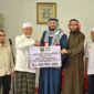 Gubernur Sumbar Mahyeldi Ansharullah menyerahkan bantuan kemanusiaan sebesar Rp385.985.400 untuk rakyat Palestina, Rabu (4/3/2026). (Foto: ADPSB)