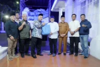 Bupati Tanah Datar Eka Putra menerima bantuan dari Presiden RI Prabowo Subianto untuk masyarakat terdampak bencana di Kabupaten Tanah Datar, Senin (16/3/2026) malam. (Foto: Prokopim Tanah Datar)