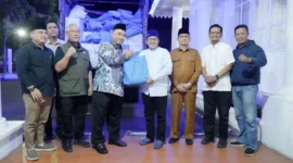 Bupati Tanah Datar Eka Putra menerima bantuan dari Presiden RI Prabowo Subianto untuk masyarakat terdampak bencana di Kabupaten Tanah Datar, Senin (16/3/2026) malam. (Foto: Prokopim Tanah Datar)