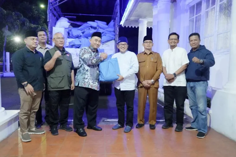 Bupati Tanah Datar Eka Putra menerima bantuan dari Presiden RI Prabowo Subianto untuk masyarakat terdampak bencana di Kabupaten Tanah Datar, Senin (16/3/2026) malam. (Foto: Prokopim Tanah Datar)