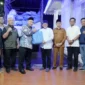 Bupati Tanah Datar Eka Putra menerima bantuan dari Presiden RI Prabowo Subianto untuk masyarakat terdampak bencana di Kabupaten Tanah Datar, Senin (16/3/2026) malam. (Foto: Prokopim Tanah Datar)