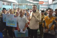 Wali Kota Padang Fadly Amran menyerahkan bantuan dari Presiden RI kepada masyarakat yang terdampak bencana hidrometeorologi di Kantor Pos Padang, Senin (16/3/2026). (Foto: Prokopim Padang)