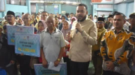 Wali Kota Padang Fadly Amran menyerahkan bantuan dari Presiden RI kepada masyarakat yang terdampak bencana hidrometeorologi di Kantor Pos Padang, Senin (16/3/2026). (Foto: Prokopim Padang)