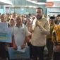 Wali Kota Padang Fadly Amran menyerahkan bantuan dari Presiden RI kepada masyarakat yang terdampak bencana hidrometeorologi di Kantor Pos Padang, Senin (16/3/2026). (Foto: Prokopim Padang)