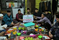 Penyerahan bantuan bedah rumah dan bantuan lainnya kepada keluarga Gasman, Senin (16/3/2026). (Foto: ADPSB)