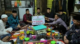 Penyerahan bantuan bedah rumah dan bantuan lainnya kepada keluarga Gasman, Senin (16/3/2026). (Foto: ADPSB)