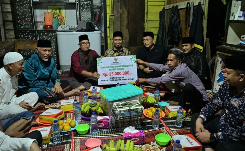 Penyerahan bantuan bedah rumah dan bantuan lainnya kepada keluarga Gasman, Senin (16/3/2026). (Foto: ADPSB)