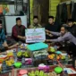Penyerahan bantuan bedah rumah dan bantuan lainnya kepada keluarga Gasman, Senin (16/3/2026). (Foto: ADPSB)