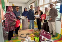 Ketua LKKS Kota Padang Panjang, Ny. Maria Feronika Hendri menyerahkan bantuan kepada korban kebakaran, Sabtu (14/3/2026). (Foto: Kominfo Padang Panjang)