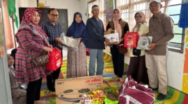 Ketua LKKS Kota Padang Panjang, Ny. Maria Feronika Hendri menyerahkan bantuan kepada korban kebakaran, Sabtu (14/3/2026). (Foto: Kominfo Padang Panjang)