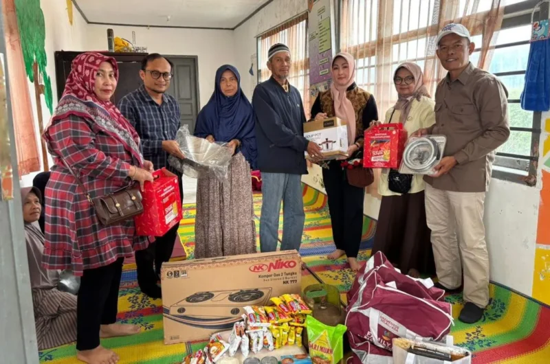 Ketua LKKS Kota Padang Panjang, Ny. Maria Feronika Hendri menyerahkan bantuan kepada korban kebakaran, Sabtu (14/3/2026). (Foto: Kominfo Padang Panjang)