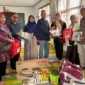 Ketua LKKS Kota Padang Panjang, Ny. Maria Feronika Hendri menyerahkan bantuan kepada korban kebakaran, Sabtu (14/3/2026). (Foto: Kominfo Padang Panjang)