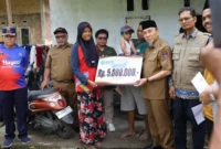 Wakil Wali Kota Maigus Nasir menyerahkan bantuan kepada korban kebakaran di kawasan Tampat Durian, Kelurahan Korong Gadang, Kuranji, Selasa (17/3/2026). (Foto: Prokopim Padang)