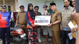 Wakil Wali Kota Maigus Nasir menyerahkan bantuan kepada korban kebakaran di kawasan Tampat Durian, Kelurahan Korong Gadang, Kuranji, Selasa (17/3/2026). (Foto: Prokopim Padang)