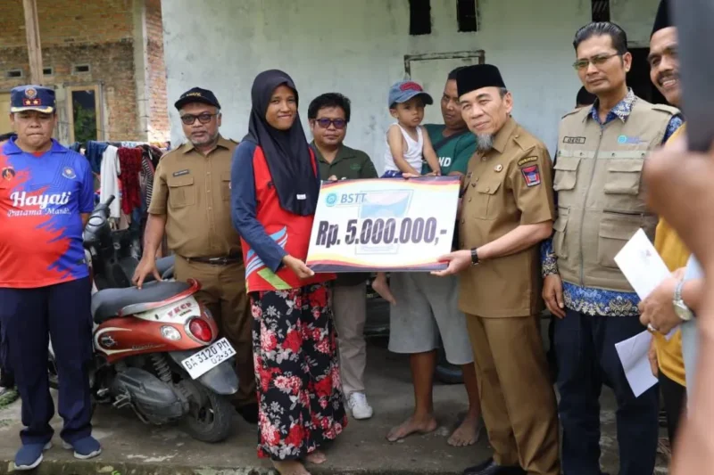 Wakil Wali Kota Maigus Nasir menyerahkan bantuan kepada korban kebakaran di kawasan Tampat Durian, Kelurahan Korong Gadang, Kuranji, Selasa (17/3/2026). (Foto: Prokopim Padang)