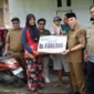 Wakil Wali Kota Maigus Nasir menyerahkan bantuan kepada korban kebakaran di kawasan Tampat Durian, Kelurahan Korong Gadang, Kuranji, Selasa (17/3/2026). (Foto: Prokopim Padang)