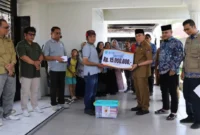 Wakil Wali Kota Padang Maigus Nasir menyerahkan bantuan kepada korban kebakaran rumah di Kelurahan Kalumbuk, Kecamatan Kuranji, Selasa (17/3/2026). (Foto: Prokopim Padang)