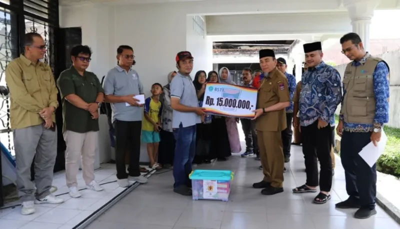 Wakil Wali Kota Padang Maigus Nasir menyerahkan bantuan kepada korban kebakaran rumah di Kelurahan Kalumbuk, Kecamatan Kuranji, Selasa (17/3/2026). (Foto: Prokopim Padang)