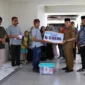 Wakil Wali Kota Padang Maigus Nasir menyerahkan bantuan kepada korban kebakaran rumah di Kelurahan Kalumbuk, Kecamatan Kuranji, Selasa (17/3/2026). (Foto: Prokopim Padang)