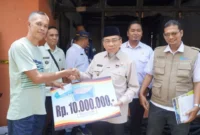 Wakil Wali Kota Maigus Nasir menyerahkan bantuan kepada korban kebakaran di Kelurahan Lubuk Buaya, Kota Padang, Rabu (11/3/2026). (Foto: Prokopim Padang)