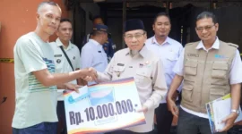 Wakil Wali Kota Maigus Nasir menyerahkan bantuan kepada korban kebakaran di Kelurahan Lubuk Buaya, Kota Padang, Rabu (11/3/2026). (Foto: Prokopim Padang)