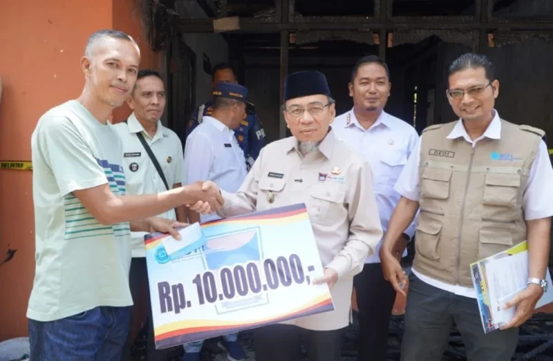 Wakil Wali Kota Maigus Nasir menyerahkan bantuan kepada korban kebakaran di Kelurahan Lubuk Buaya, Kota Padang, Rabu (11/3/2026). (Foto: Prokopim Padang)