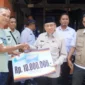 Wakil Wali Kota Maigus Nasir menyerahkan bantuan kepada korban kebakaran di Kelurahan Lubuk Buaya, Kota Padang, Rabu (11/3/2026). (Foto: Prokopim Padang)