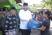 Wali Kota Padang Fadly Amran menyerahkan secara simbolis 300 paket sembako kepada masyarakat lintas agama dalam program Joyful Ramadhan di Kantor Kemenag Padang, Kamis (12/3/2026). (Foto: Prokopim Padang)
