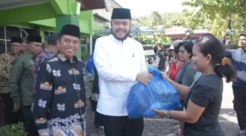 Wali Kota Padang Fadly Amran menyerahkan secara simbolis 300 paket sembako kepada masyarakat lintas agama dalam program Joyful Ramadhan di Kantor Kemenag Padang, Kamis (12/3/2026). (Foto: Prokopim Padang)