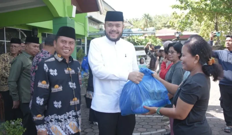 Wali Kota Padang Fadly Amran menyerahkan secara simbolis 300 paket sembako kepada masyarakat lintas agama dalam program Joyful Ramadhan di Kantor Kemenag Padang, Kamis (12/3/2026). (Foto: Prokopim Padang)
