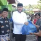 Wali Kota Padang Fadly Amran menyerahkan secara simbolis 300 paket sembako kepada masyarakat lintas agama dalam program Joyful Ramadhan di Kantor Kemenag Padang, Kamis (12/3/2026). (Foto: Prokopim Padang)