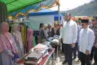 Wali Kota Padang Fadly Amran meninjau Bazar Mom’s BBI  di Jalur Dua Gerbang Utama Perumahan BBI, Kelurahan Kuranji, Kecamatan Kuranji, Minggu (1/3). (Foto: Prokopim Padang)