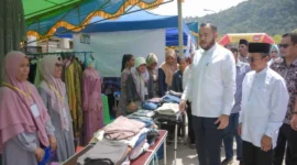 Wali Kota Padang Fadly Amran meninjau Bazar Mom’s BBI  di Jalur Dua Gerbang Utama Perumahan BBI, Kelurahan Kuranji, Kecamatan Kuranji, Minggu (1/3). (Foto: Prokopim Padang)
