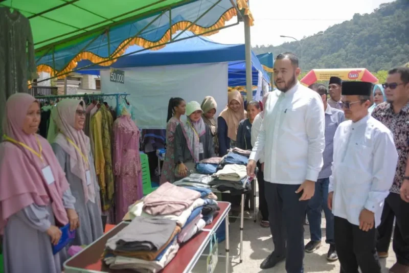 Wali Kota Padang Fadly Amran meninjau Bazar Mom’s BBI  di Jalur Dua Gerbang Utama Perumahan BBI, Kelurahan Kuranji, Kecamatan Kuranji, Minggu (1/3). (Foto: Prokopim Padang)
