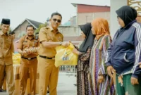 Pemkab Solsel menggelar bazar murah di Ruang Terbuka Hijau (RTH) Padang Aro, Senin (9/3/2026). (Foto: Humas Pemkab Solsel)