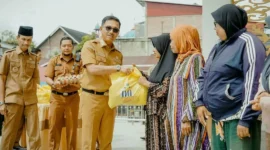 Pemkab Solsel menggelar bazar murah di Ruang Terbuka Hijau (RTH) Padang Aro, Senin (9/3/2026). (Foto: Humas Pemkab Solsel)