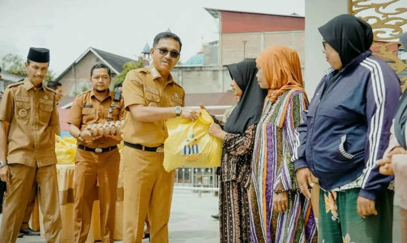 Pemkab Solsel menggelar bazar murah di Ruang Terbuka Hijau (RTH) Padang Aro, Senin (9/3/2026). (Foto: Humas Pemkab Solsel)