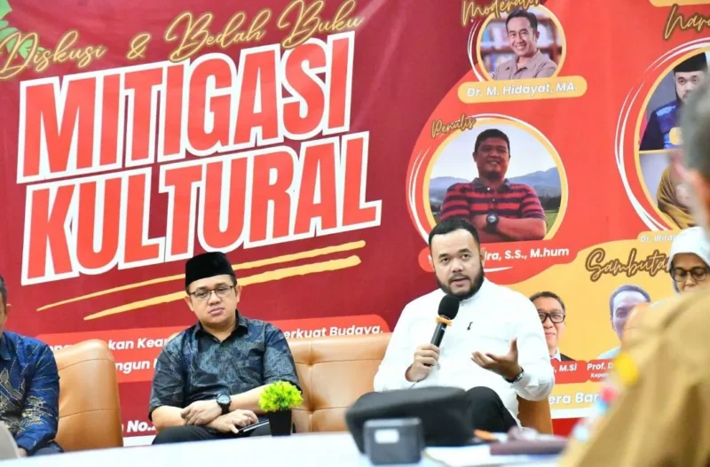 Wali Kota Padang, Fadly Amran menjadi narasumber dalam kegiatan bedah buku Mitigasi Kultural: Pengetahuan Lokal Kebencanaan Masyarakat Sumatera Barat di Bagindo Aziz Chan Youth Center, Selasa (10/3/2026). (Foto: Prokopim Padang)
