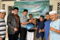 Wakil Wali Kota Payakumbuh Elzadaswarman menyerahkan paket sembako kepada fakir miskin dan duafa jamaah Masjid Baiturrahmah, Kelurahan Sawah Padang Aua Kuniang, Jumat (6/3/2026) sore. (Foto: MC Payakumbuh)