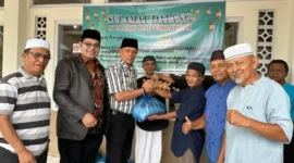 Wakil Wali Kota Payakumbuh Elzadaswarman menyerahkan paket sembako kepada fakir miskin dan duafa jamaah Masjid Baiturrahmah, Kelurahan Sawah Padang Aua Kuniang, Jumat (6/3/2026) sore. (Foto: MC Payakumbuh)