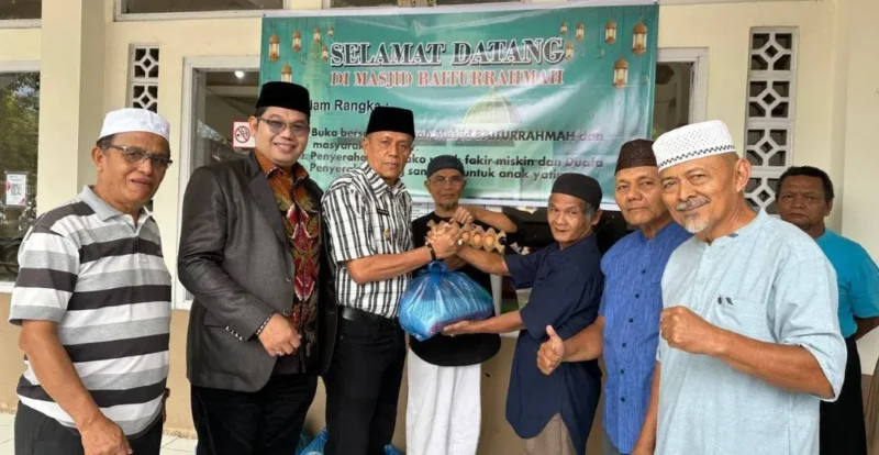 Wakil Wali Kota Payakumbuh Elzadaswarman menyerahkan paket sembako kepada fakir miskin dan duafa jamaah Masjid Baiturrahmah, Kelurahan Sawah Padang Aua Kuniang, Jumat (6/3/2026) sore. (Foto: MC Payakumbuh)