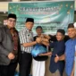 Wakil Wali Kota Payakumbuh Elzadaswarman menyerahkan paket sembako kepada fakir miskin dan duafa jamaah Masjid Baiturrahmah, Kelurahan Sawah Padang Aua Kuniang, Jumat (6/3/2026) sore. (Foto: MC Payakumbuh)
