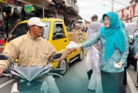 Ketua TP-PKK Kota Padang Panjang Maria Feronika Hendri membagikan paket takjil kepada pengendara, Jumat (6/3/2026). (Foto: Kominfo Padang Panjang)