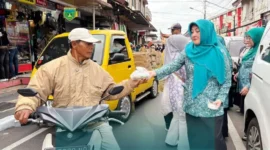 Ketua TP-PKK Kota Padang Panjang Maria Feronika Hendri membagikan paket takjil kepada pengendara, Jumat (6/3/2026). (Foto: Kominfo Padang Panjang)